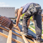 Wie Dachdeckerarbeiten die Sicherheit Ihres Daches gewährleisten